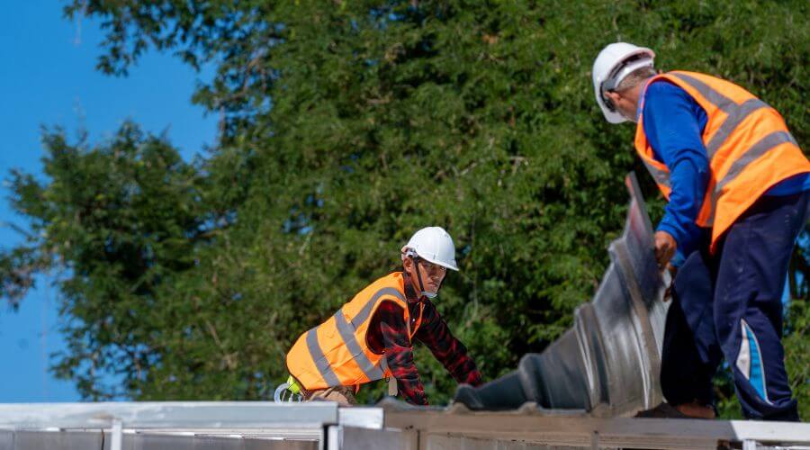 Professional gutter cleaning in Hurst, IL